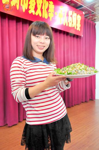 千人石蚵宴昨日舉辦菜色發表,餐廳業者介紹特色菜│五味石蚵。(許峻魁攝)