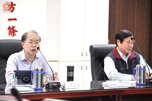  縣府昨召開主管會報：由縣長李沃士（左）主持。（翁碧蓮攝）