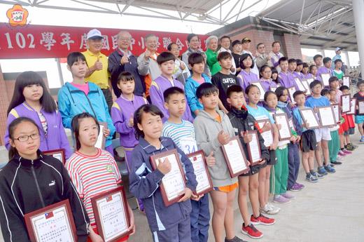   為期兩天的金湖學區102學年度國民中小學聯合田徑賽昨天閉幕。（張建騰攝）