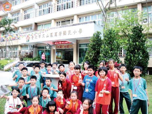金沙國小赴萬芳國小校際交流,學生於校園內合影。(金沙國小提供)
