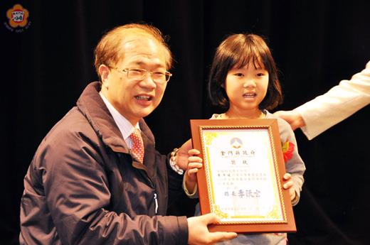   縣長李沃士昨日頒獎表揚優秀兒童。（李增汪攝）