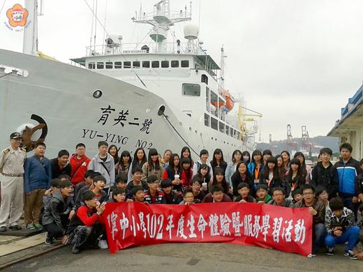 　　金寧中小學應屆畢業生赴台進行一趟別開生面的職群試探之旅，搭育英二號郵輪出海，進行海上體驗。（寧中小提供）