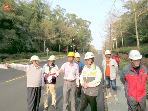 李沃士（前右二）在許鴻志（前右一）陪同下會勘伯玉路盤果路口至小徑圓環道路鋪面改善工程。（張建騰攝）