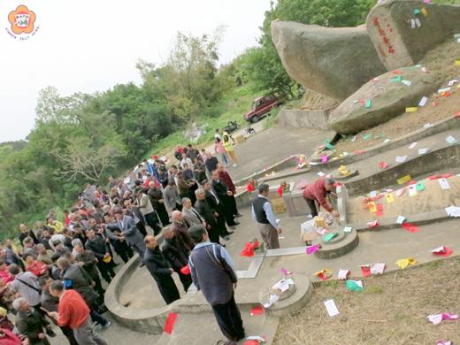   金門、廈門、同安三地的何氏宗親昨天在羊角始祖墓祭祖掃墓。（張建騰攝）