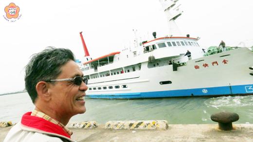 副縣長吳友欽在料羅碼頭目送清明專船返航。（張建騰攝）