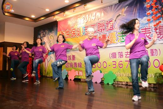   衛生局舉辦的保康志工聯誼，數百位保健志工齊聚一堂，活動中並安排各項的健康操、有氧運動等表演，更有阿嬤等級的的民眾上台大秀健康舞。（董森堡攝）