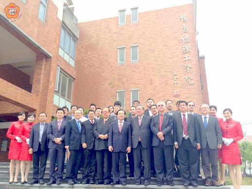  大馬僑領楊忠禮偕同李深靜、鍾廷森、林偉才、方天興等多位丹斯里拿督，循小三通到金門大學聽取簡報、參觀校園：於楊忠禮理工大樓合影。（許加泰攝）
