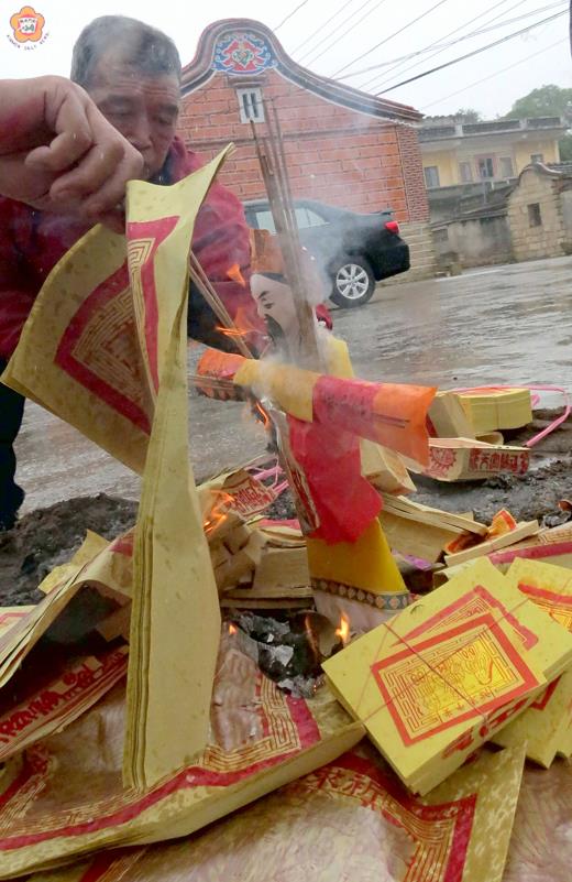 庵邊護安宮醮慶中有進表的儀式，儀式中燒化的紙紮人物是「表官」。據鼓吹師傅陳金潭表示，護安宮是先送天公再進表，程序與其他地方的廟會有先後上的不同。（張建騰攝） 