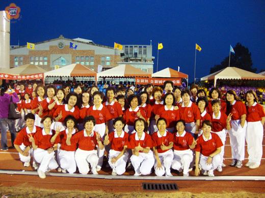   金門元功會烈嶼分會將於廿八日假烈嶼民眾服務站實施元極舞免費教學課程。圖為元功會烈嶼分會會員於縣運會演出後合影。
（本報資料照片）