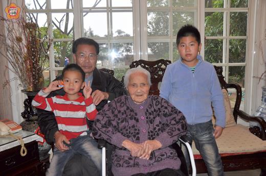 　前縣長陳水在的母親陳李苞人瑞，享受四代同堂的親情。（許加泰攝）