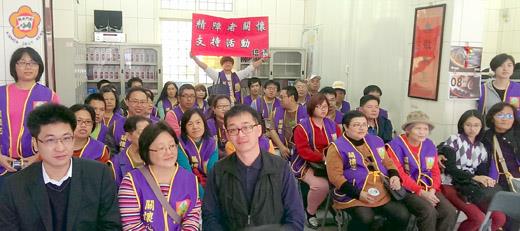 培德社區復健中心主任于栗秋率團與金門縣康復之友協會總幹事王志賢、美心工作坊主任楊榮時等人進行交流。（康復之友協會林雅好提供）