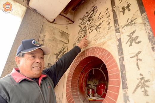 林天助在佛祖廟內的壁畫創作栩栩如生，詳述孫臏與龐涓的傳說故事。（董森堡攝）  