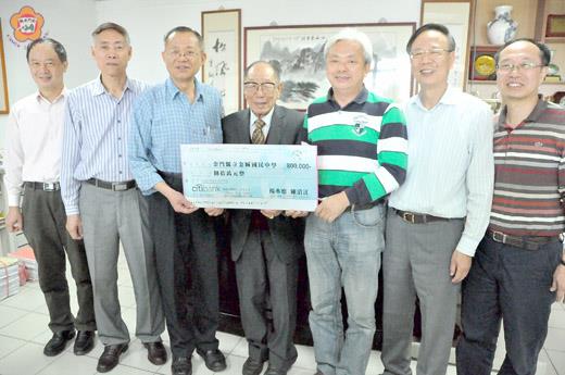 旅台鄉親楊水應（中）到金門家扶中心、大同之家捐款，並和議員陳滄江聯合捐款給金城國中校友會。（陳麗妤攝）