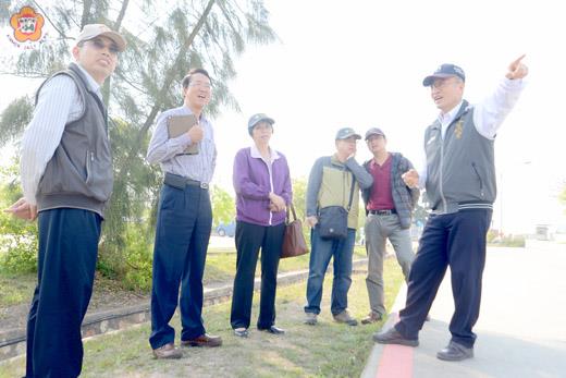 縣府建設處、工務處、林務所及金門航站人員昨前往機場道路現場會勘，討論後續綠美化改善措施。（董森堡攝）
