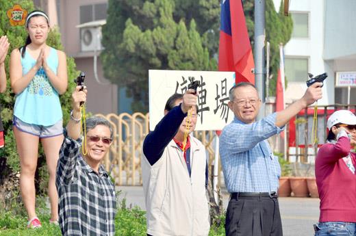 金門地區103年度春季越野賽昨日上午在金城國中體育館前路口，由副縣長吳友欽等主持分組鳴槍競跑。（李增汪攝）