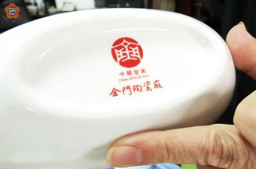 金門陶瓷廠廠長許一傑上任後積極推動變革就是把「浯洲官窯」的商標改為「中華官窯」。（張建騰攝） 