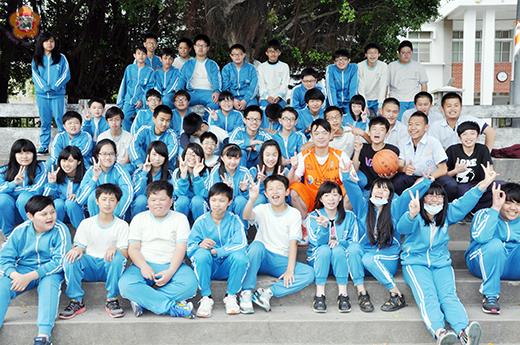   SBL台灣大籃球隊前鋒張容軒，二度返回母校擔任一日體育教師，細心指導學弟妹基本動作，並和學生進行三對三比賽，深受學子喜愛，並和學弟妹合影留念。（陳麗妤攝）