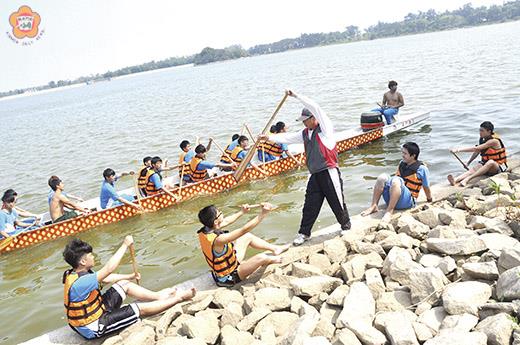   金門農工龍舟隊的新手正在接受王永仁的指導與訓練。（張建騰攝）