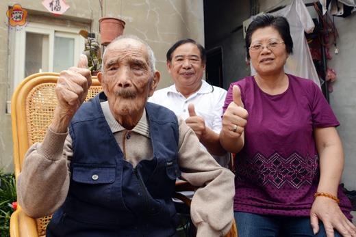   歐陽良彬高齡一百零七歲，至今仍舊聽力良好，拍照時還會比出「讚」的手勢。（董森堡攝）