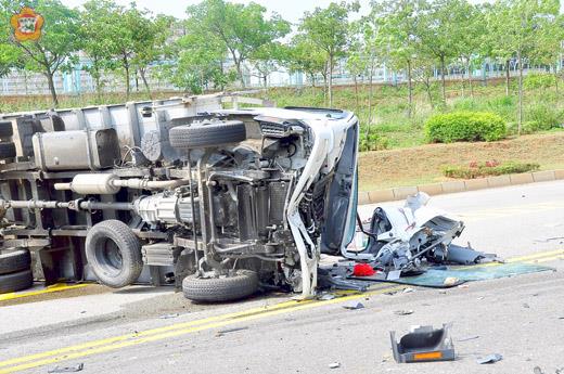 桃園路發生一起吊車與貨車相撞事故，貨車車頭全毀，林姓駕駛雙腳骨折後送台灣治療。（許加泰攝）