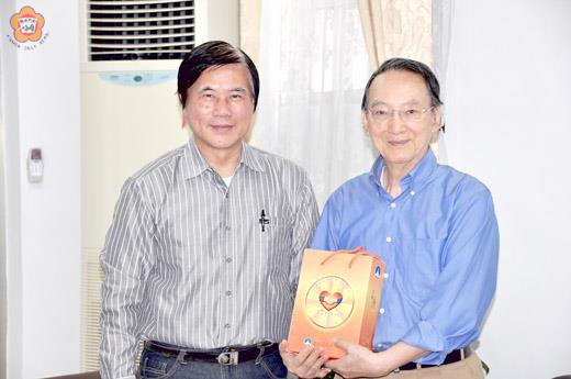財團法人社會企業公約基金會創辦人馬凱董事長,昨日拜會金門縣政府秘書長盧志輝。(李增汪攝)