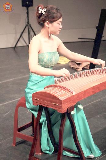 「溫馨箏情」-紫韻箏樂團、金沙國中古箏社、金沙國小古箏社聯合箏樂音樂會，將於27日下午2時起假文化局演出，圖為樂團歷次演出畫面。（紫韻箏樂團提供）