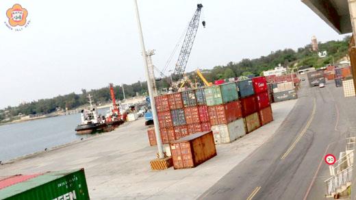 料羅港是髒？是潔？許正芳表示，公共設施隨時看都算是乾淨的。（張建騰攝）