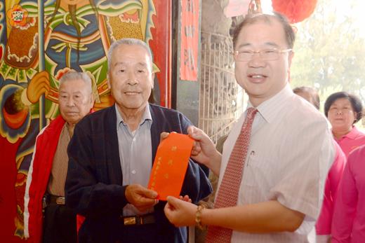 金門天后宮（大媽祖宮）舉辦天后媽祖聖誕醮慶活動，縣長李沃士昨率縣府機要秘書楊忠強、民政處長翁伸金等人前往廟中祭祀、獻爐敬金。（董森堡攝）