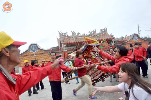 峰上祭蜂時，鄉老會把供桌上的紅鴨卵、紅圓、紅粿、凹湯圓拋出，讓人們攔取；不過，同時會有雙轎夾擊，有「潘泔」潑出，讓接蛋的人淋上一碗紅湯。（張建騰攝）