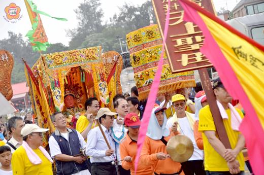慶祝媽祖一千零五十五歲的神誕，料羅「順濟宮」昨天有遶境鎮方活動。（張建騰攝）