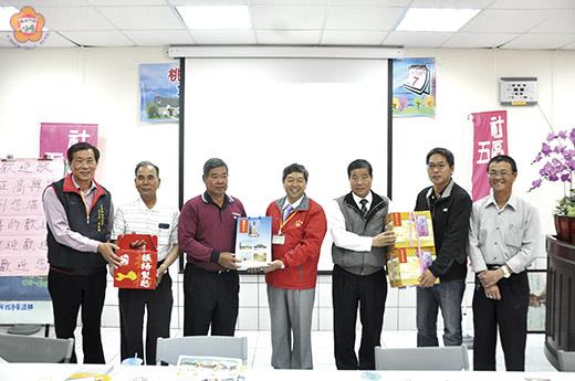   金寧鄉各社區發展協會幹部組團前往桃園縣大園五權社區交流觀摩。（李金鎗攝）