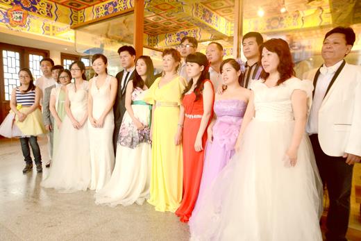   十一組來自大陸的夫妻昨抵金拍攝婚紗照。
（董森堡攝）