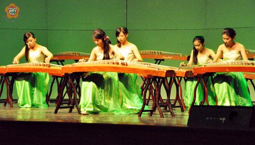 「溫馨箏情」聯合箏樂音樂會昨登場，五十八位樂手撥動琴弦，以古箏為主等多項中西樂器，譜出二十三首動人曲目。（陳麗妤攝）