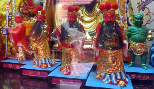 文昌帝君的隨從神天聾(左一)、司命(左二)、司中(左三)、司祿(左四)以及孚佑帝君的隨從神柳星君(右一)。(張建騰攝)