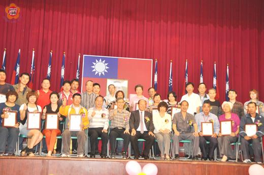   縣府秘書長盧志輝、本報社長陳大鵬、總工會理事長曾宗慶、總幹事張延壽和獲獎模範勞工合影。（許加泰攝）