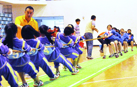   金門縣一○三年度國民中、小學拔河錦標賽昨登場，選手捉對廝殺，考驗默契、體力和肌耐力。（陳麗妤攝）