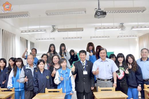   103學年度四技二專統測，昨日登場，縣府祕書長盧志輝轉達李縣長的關心之意，受到考生與教師的歡迎。（許加泰攝）