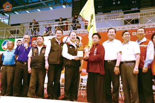   獅王爭霸戰，縣長李沃士頒發獎狀及獎金予優勝隊伍並合影留念。（董森堡攝）