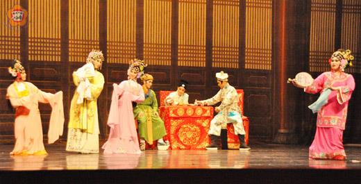   薪傳歌仔戲團，一連兩天假文化局演出兩齣經典劇碼，圖為昨晚最後一場《王魁負桂英》演出，演員用身段、唱腔及服飾，詮釋一幕幕精彩畫面，牽引觀眾情緒，叫好又叫座。（陳麗妤攝）