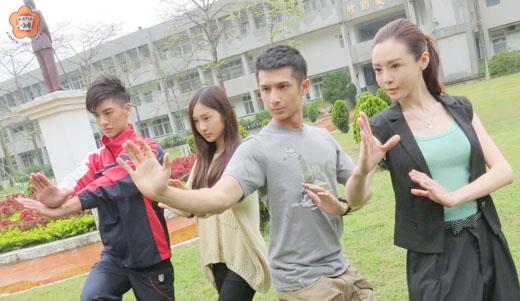   邱品程（右二）飾演習武尋父的「阿志」；陳尚澤（左一）飾演從軍逑友的王子尚；李沁凝飾表面嚴肅，內心溫柔的教師；邱子芯飾演孝順的女大學生。（張建騰攝）