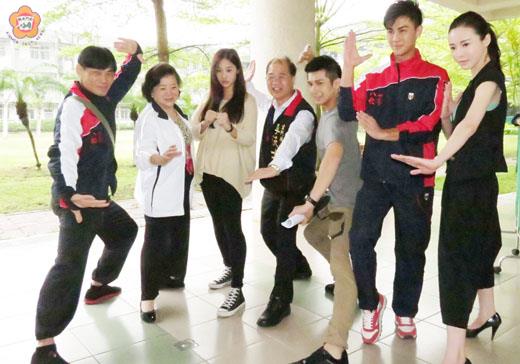   李沃士（右四）到「一代新兵—八極少年」的拍攝地點探班，並應邀與演員夏靖庭、陳淑芳、邱品程、邱子芯、陳尚澤、李沁凝比劃一下下。（張建騰攝）