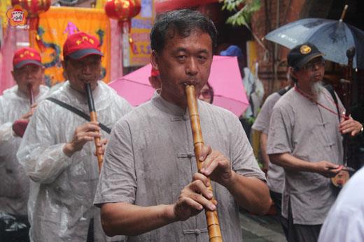 南管最基本樂器是琵琶，加上三弦、二弦與洞簫（見下圖‧本報資料照）