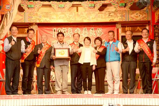 國家級宗教盛會
  「金門迎城隍」獲指定為國家重要民俗，文化部龍應台部長親自抵金主持授證儀式，並與參與見證的各界貴賓合影。（董森堡攝）