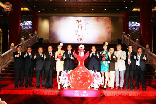 金門酒廠與圓山大飯店再度攜手合作,推出限量紀念酒款─「甲子雙福」,並舉辦紀念酒發表會。
(金酒公司提供)