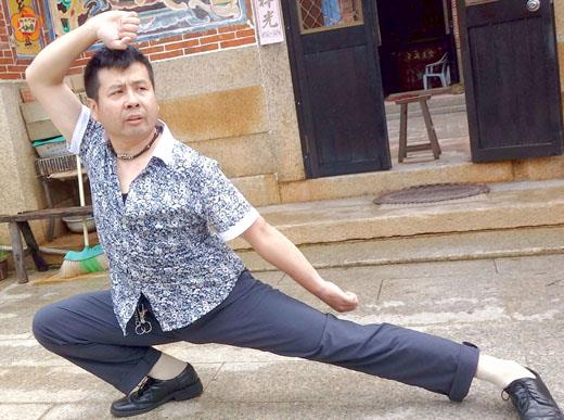 蔡顯群表示,這一招是「八極拳」中的「捨身下式」,先低身避開敵人攻擊,再由下而上發動攻擊,力道可觀。(張建騰攝)