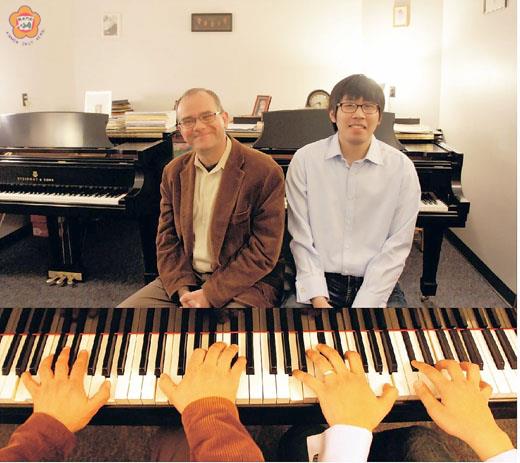 鋼琴家斯瓦沃米爾道布贊斯基(Slawomir P. Dobrzanski)（左），下月將和許征仁（右）抵金辦鋼琴演奏會，並舉辦四場次鋼琴指導班，歡迎報名。（圖由文化局提供）