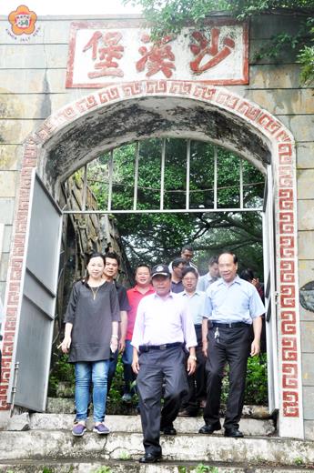   烈嶼鄉長洪成發、鄉代會主席洪若珊、鄉代表勘查青岐閒置營區沙溪堡的環境，爭取活化這一處深具觀光潛力的軍事要塞。（許加泰攝）