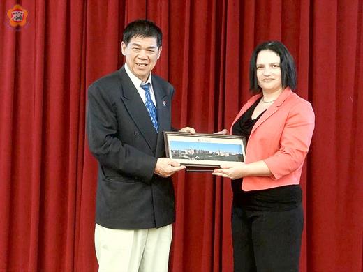   金門大學邀何璽夢女士抵金演講，李金振校長贈牌感謝。（金門大學提供）