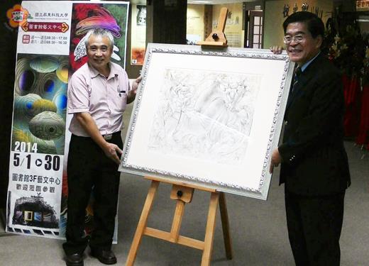 縣籍版畫家黃世團（左）在屏科大舉行個展。（烈嶼協會提供）