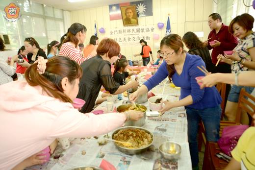   金門縣新移民關懷協會舉辦的特色美食交流活動，讓現場參與人員享用美食，同時交流料理技巧、分享各項廚藝心得與家鄉美食。（董森堡攝）